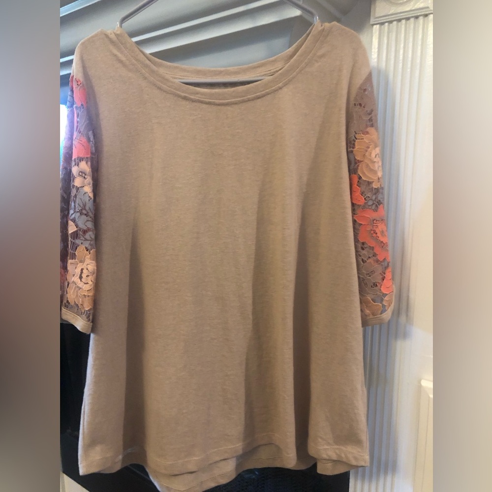 2 Umgee tops with lace sleeves in great condition xl